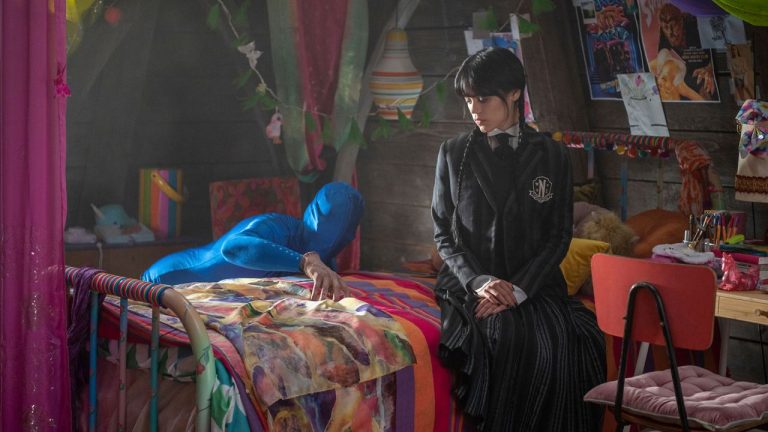 پشت صحنه جلوه های ویژه کاراکتر دست در سریال Wednesday